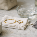 Forgyldte smykker uden panik: min skånsomme rengøring, der ikke spiser guldet