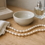 Perler, parfume og panik: Min enkle rutine til at holde perlesmykker blanke