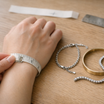 Armbånd der sidder rigtigt: mål i cm, vælg pasform og undgå “for stramt”-fælden