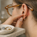 Briller + øreringe uden ømme ører: min komfort-guide til stænger, vægt og låse