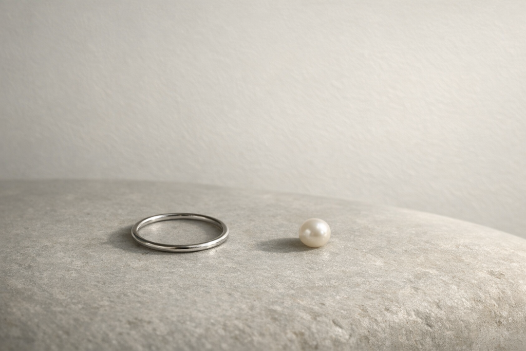 [light] Symbolsk billede til mission/værdier: rolig, abstrakt komposition der signalerer kvalitet, omtanke og tidløshed i smykker.