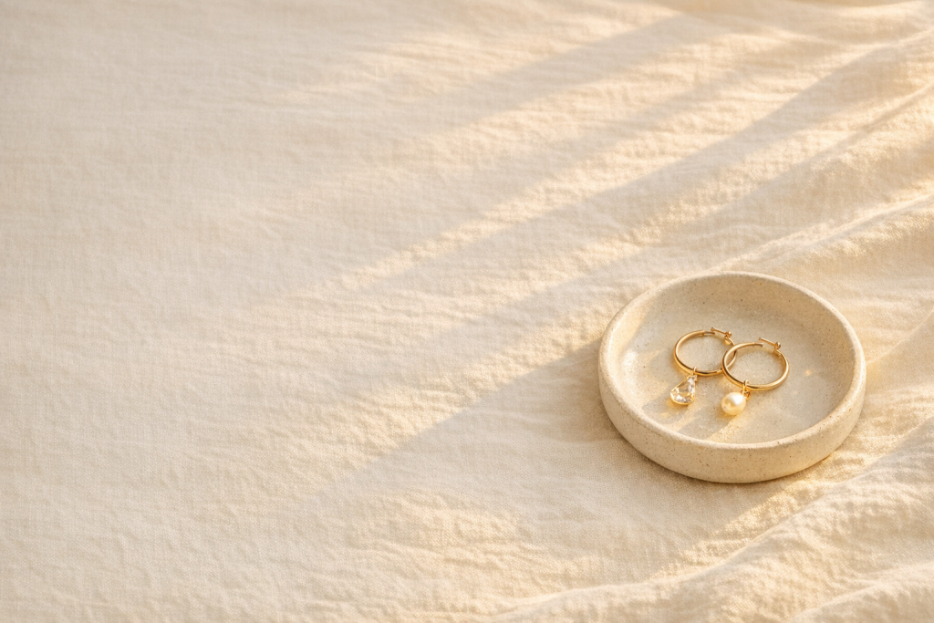 [light] CTA-baggrund: indbydende, varm stemning med et enkelt smykke og tydelig negativ plads, så knapper og tekst kan stå rent.