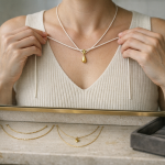 Halskæden der “sidder rigtigt”: længder, udskæringer og de små tricks foran spejlet