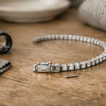 Tennisarmbåndet uden drama: sådan spotter du en god lås, stærk fatning og den rigtige pasform