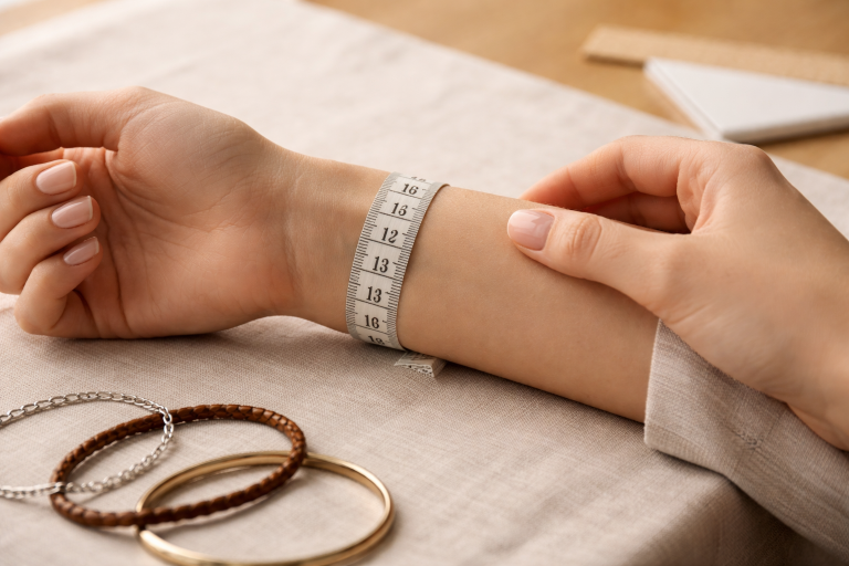 Armbånd størrelsesguide: sådan måler du håndled i cm og vælger den rigtige pasform